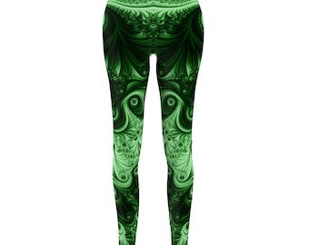 Puede incluir: Leggings verdes con un diseño fractal repetitivo. Los leggings presentan una combinación de colores verde oscuro y verde claro con un patrón detallado y arremolinado. El diseño cubre toda la superficie de los leggings.