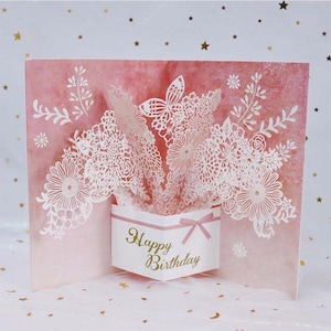 Biglietto di auguri pop-up con farfalle e fiori
