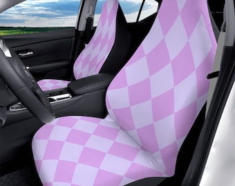 Puede incluir: Fundas de asiento de coche con un patrón de cuadros rosas y blancos. Las fundas están instaladas en un coche, con los asientos delanteros visibles. El interior del coche es negro, con una vista del cielo y el paisaje a través de las ventanas.