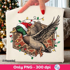 Peut inclure: Un sweat-shirt couleur crème avec une illustration de canard colvert portant un bonnet de Père Noël rouge et blanc. Le canard vole devant un hexagone camouflage marron, entouré d'une guirlande de lumières de Noël colorées.