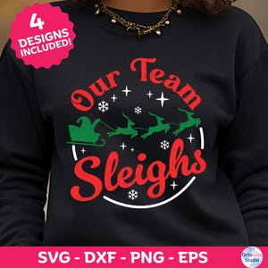 Puede incluir: Sudadera negra con un diseño navideño. El diseño incluye el texto "Our Team Sleighs" en rojo, con Papá Noel en un trineo verde tirado por renos verdes. Incluye el texto "4 DESIGNS INCLUDED!" y "SVG - DXF - PNG - EPS".