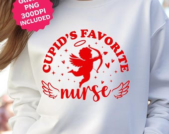 以下が含まれることがあります： 「Cupid's Favorite Nurse」と書かれた赤いグラフィックが特徴の白いスウェットシャツ。デザインは、弓矢を持った赤いキューピッド、ハート、星が特徴です。「Glitter PNG 300DPI INCLUDED」というテキストも表示されています。
