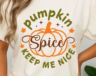 Może przedstawiać: Kremowa koszulka z jesiennym motywem. Projekt przedstawia dynię z napisami "Pumpkin Spice Keep Me Nice" w kolorze zielonym i brązowym. Na dole koszulki znajduje się napis "SVG - DXF - PNG - EPS".