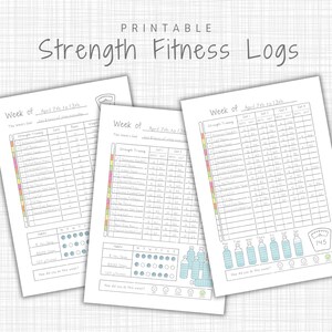 Op de afbeelding: Drie afdrukbare krachtfitnesslogs met de tekst "Strength Fitness Logs" bovenaan. Elke log is een gedetailleerde tabel met secties voor krachttrainingsoefeningen, sets, herhalingen en gewicht. De logs bevatten ruimte voor het bijhouden van gewoonten en waterinname.
