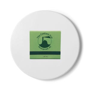 Peut inclure: Une boîte d'allumettes verte avec le texte "The Fastnet Pub Newport, RI" et un logo de phare, sur un dessous de verre circulaire blanc. La boîte d'allumettes a une bande noire en bas.