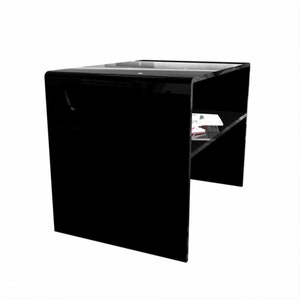 以下が含まれることがあります： 湾曲したデザインとガラス天板を持つ黒いアクリル製のサイドテーブル。テーブルには収納用の棚があります。