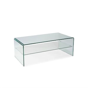 以下が含まれることがあります： 下段に棚が付いた透明なガラス製のコーヒーテーブル。テーブルは、湾曲したエッジを持つモダンなデザインです。