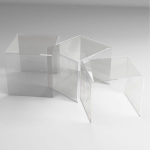 以下が含まれることがあります： 3つの透明なアクリル製ディスプレイライザーのセット。それぞれ形とサイズが異なります。ライザーは丈夫なアクリル製で、製品の展示や小売店のディスプレイに最適です。