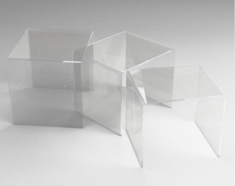 Trois tables à hauteur graduée en plexiglas