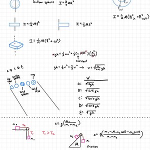 Può includere: Un diagramma di fisica scritto a mano su carta quadrettata, con formule per l'inerzia, la velocità e l'accelerazione. I diagrammi includono sfere e cilindri pieni e cavi, e sistemi di pulegge. Le equazioni e le variabili sono chiaramente etichettate.