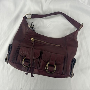 Sac à bandoulière bordeaux en cuir de vachette véritable grainé avec finitions en laiton