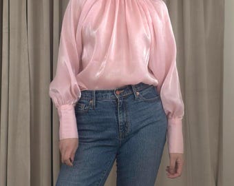 Vintage roze lichtgevende blouse met strikkraag en gezwollen mouwen