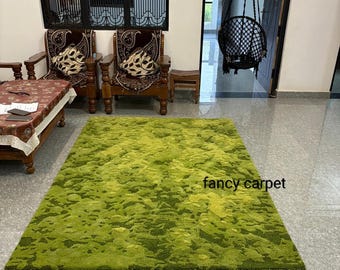 Getuft tapijt mos – pluche groen hoogpolig tapijt voor op de natuur geïnspireerd boho- of cottagecore-decor voor woonkamer en slaapkamer.