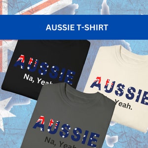 Puede incluir: Tres camisetas con la palabra "AUSSIE" en azul, blanco y rojo, con la bandera australiana incorporada en las letras. Las camisetas son negras, grises y blanquecinas. El texto "Na, Yeah" y "Yeah" est&aacute; debajo de la palabra "AUSSIE".