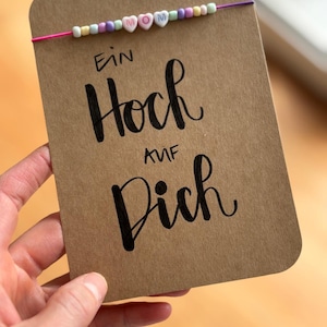 Perlenarmband Mom, Süßes Armband für alle Mamas mit Postkarte, Ein Hoch auf Dich, Mama!
