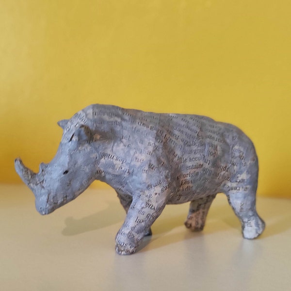 Rhinocéros en pâte à papier artisanale exemplaire unique original / Rhinoceros in paper pulp for a unique original decoration