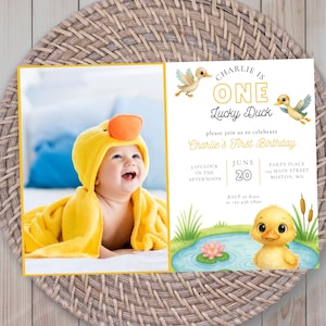 Convite de texto "One Lucky Duck", convite editável para festa de primeiro aniversário, tema de pintinho fofo, modelo de caça ao pato-real, download digital instantâneo