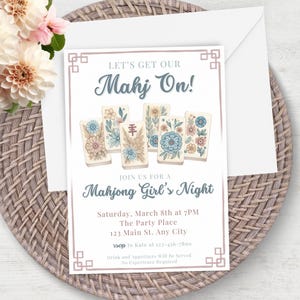 Puede incluir: Una invitación a una noche de Mahjong para chicas. La invitación presenta un diseño floral rosa y azul con el texto "Let's Get Our Mahj On!" y "Join Us For A Mahjong Girl's Night". La invitación también incluye la fecha, la hora, la ubicación y la información de RSVP.
