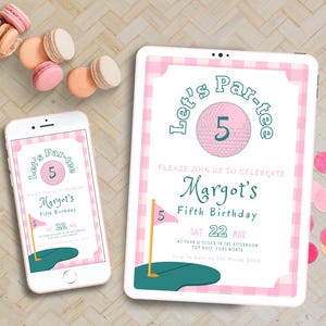 Puede incluir: Invitación de cumpleaños de golf rosa y verde con fondo de cuadros rosa y blanco. La invitación dice "Let's Par-tee" con una bola de golf con el número 5. La invitación también dice "Por favor, únase a nosotros para celebrar el quinto cumpleaños de Margot" con la fecha y la hora de la fiesta.