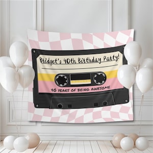 Può includere: Un fondale per una festa di compleanno con un grande design a cassetta su uno sfondo a scacchi rosa e bianco. La cassetta recita "Bridget's 40th Birthday Party!" e "40 Years of Being Awesome." Palloncini bianchi completano la scena.