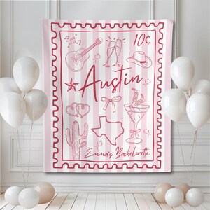 Könnte beinhalten: Ein rosa-weiß gestreifter Hintergrund mit rotem Rand und Illustrationen. Der Hintergrund zeigt eine Gitarre, Sektgläser, einen Cowboyhut und das Wort "Austin". Der Text unten lautet "Emma's Bachelorette". Weiße Ballons sind im Vordergrund.