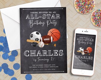 Op de afbeelding: Een uitnodiging voor een verjaardagsfeest in de stijl van een schoolbord met een sportthema. De uitnodiging luidt "You're invited to an All-Star Birthday Party" en toont een basketbal, een honkbal, een American football, een voetbal en een hockeypuck. De uitnodiging is voor Charles' 2e verjaardagsfeest.
