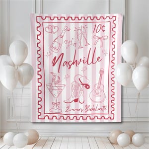 Könnte beinhalten: Ein rosa-weiß gestreifter Hintergrund mit rotem Rand und Illustrationen von Champagner, Stiefeln, einer Gitarre und einem Martiniglas. Das Wort "Nashville" ist in Schreibschrift geschrieben, darunter "Emma's Bachelorette".