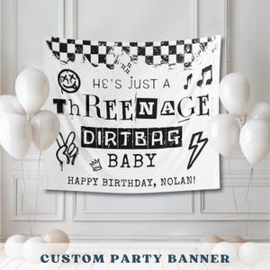 Może przedstawiać: Zestaw trzech ceramicznych kubków z nakrapianym, matowym wykończeniem. Kubki są w odcieniach kremowym, jasnoszarym i ciemnoszarym. Każdy kubek ma prosty, minimalistyczny design i zaokrąglony uchwyt. Do kawy lub herbaty.