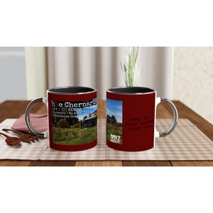 Peut inclure: Un mug en céramique avec un extérieur rouge foncé et un intérieur noir. Un côté présente une image de paysage avec le texte hXc Chernarus 1PP | 50 SLOTS Hardcore | No Alts Controller Only. L'autre côté montre un paysage et le texte May all your dreams come true.