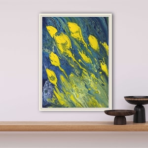 Arte de pared imprimible del campo de tulipanes amarillos cósmicos. Afiche abstracto de flores inusuales y semillas del cosmos. Afiche de buen rollo con tulipanes amarillos.