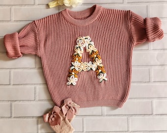 Pull floral initial, pull prénom brodé à la main, pull personnalisé pour nouveau-né, pull bébé avec nom, cadeau de baby shower, cadeau bébé