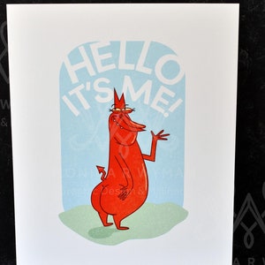 Puede incluir: Un personaje de dibujos animados rojo con cola de diablo y cuernos, saludando y diciendo "Hello it's me!" en un bocadillo de diálogo azul y verde.