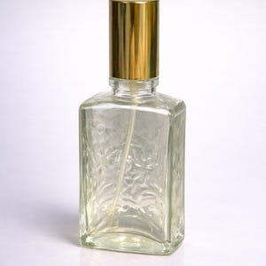Avon Bouteille de Cologne florale triangulaire en verre des années 1970, bouchon doré, 5 x 5 po.