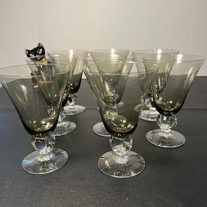 Schwedisches Kristallglas Ingrid Gulli 1960er Jahre 8 rauchige gelappte Stengel-Wasser-Weingläser, 14,5 cm