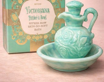 Avon 1970er Jahre Victoriana Krug & Schüssel Skin So Soft Badeöl Karaffe mit Box, 15,5 cm