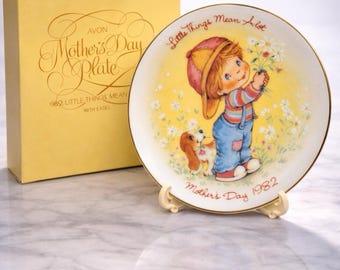 Avon 1982 Mors dag "Små saker betyder mycket" tallrik med ask och stativ, 13 cm