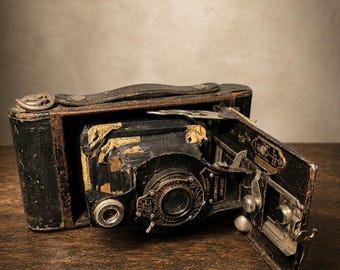 Macchina fotografica Eastman Kodak Brownie pieghevole n. 2 degli anni '10, 6,5x3,5 pollici, VENDUTA COSÌ COM'È