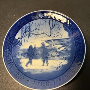 Royal Copenhagen 1987 Blue White Christmas Collector's Plate Winterbirds, 7”