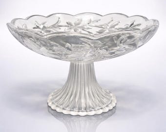 Alzata con piedistallo Mikasa anni '80 con decorazione floreale incisa e satinata, 8,5x5,5 pollici.