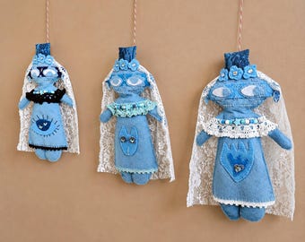 Blaue Kunstpuppen - Triptychon - Monochrome Textile Madonna Spirit Guardians