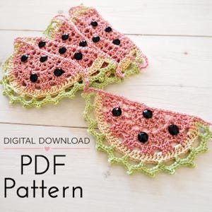 Könnte beinhalten: Eine Häkelgirlande mit mehreren Wassermelonen-Motiven aus rosa, hellgrünem und cremefarbenem Garn mit schwarzen Perlenakzenten. Der Text DIGITAL DOWNLOAD PDF Pattern ist links im Bild in Schwarz aufgedruckt.