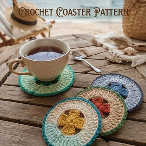 K&ouml;nnte beinhalten: Eine Tasse Tee steht auf einem gr&uuml;nen H&auml;keluntersetzer, mit drei weiteren Untersetzern in verschiedenen Farben. Die Untersetzer haben ein Blumendesign in der Mitte. Das Bild enth&auml;lt auch den Text "GOKKUSAGICROCHET" und "CROCHET COASTER PATTERN".
