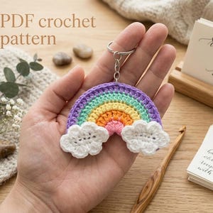 Può includere: Una tazza di ceramica bianca con manico nero e la scritta "But First, Coffee" in nero, in grassetto. La tazza è su una superficie bianca.