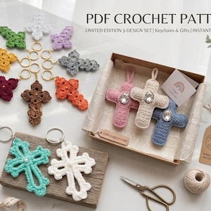 Op de afbeelding: Een verzameling gehaakte kruis sleutelhangers in diverse kleuren, waaronder groen, geel en paars, samen met een geschenkdoos met drie kruizen. De tekst "PDF CROCHET PATTERN" is zichtbaar.