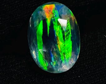 Cabochon d'opale Aurora taille rose : pierre précieuse créée en laboratoire, 15 x 11 x 9 mm