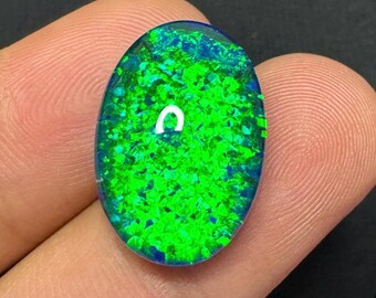 Cabochon d'opale Aurora : pierre précieuse créée en laboratoire pour bijoux (20 x 14 x 7 mm)