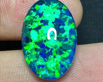 Cabochon ovale d'opale Aurora : pierre précieuse créée en laboratoire, 20 x 14 x 7 mm