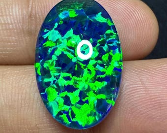 Cabochon ovale d'opale Aurora : pierre précieuse créée en laboratoire (23 x 15 x 7 mm)
