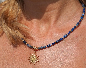Collar de cuentas de lapislázuli, colgante de sol de oro de 18k, collar artesanal de piedras preciosas naturales, joyería bohemia