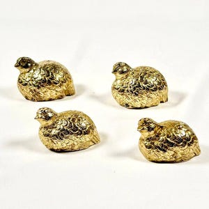 Vintage gold plated salt and pepper shaker with quail bird design. Gold-colored metal salt and pepper jars from the mid-20th century.